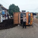 Satlantas Polres Way Kanan Bergerak Cepat Menangani Laka Tunggal Truk Tronton di Jalinsum Gunung Katun