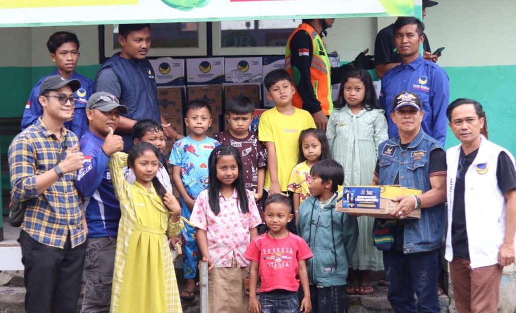 DPW NasDem Jatim Salurkan Bantuan untuk Pengungsi Erupsi Semeru di Supiturang
