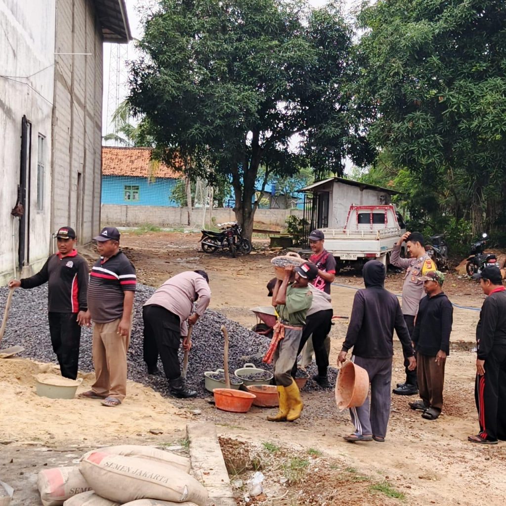 Mempererat Tali Silaturahmi, Polisi dan Warga Bersinergi Gotong Royong di Balai Kampung Tegal Mukti