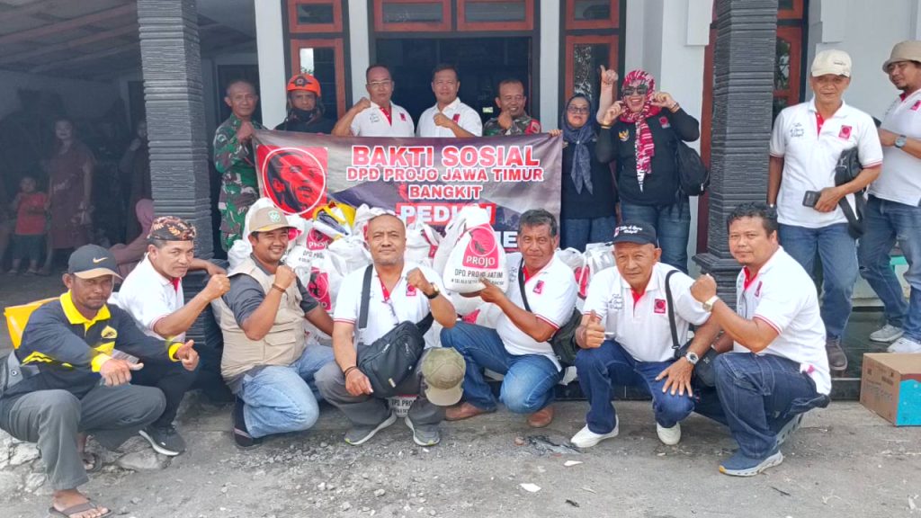 DPD Projo Jatim Salurkan 100 Paket Sembako untuk Warga Terdampak Erupsi Semeru di Supit Urang