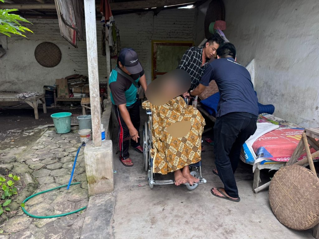 TKSK Kencong Disorot Usai Absen Dampingi Warga Paseban Terima Bantuan Kursi Roda