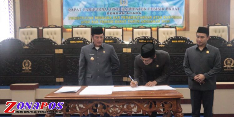 Bupati Dedi Irawan Hadiri Paripurna DPRD Pesibar Agenda Persetujuan Bersama Dan Penandatanganan Atas Ranperda APBD Pesibar Tahun Anggaran 2026