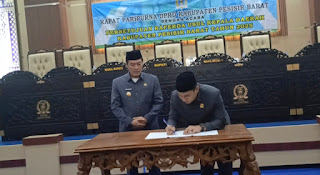 Empat OPD Resmi Dimerger, DPRD Pesisir Barat Sahkan Tiga Perda Baru