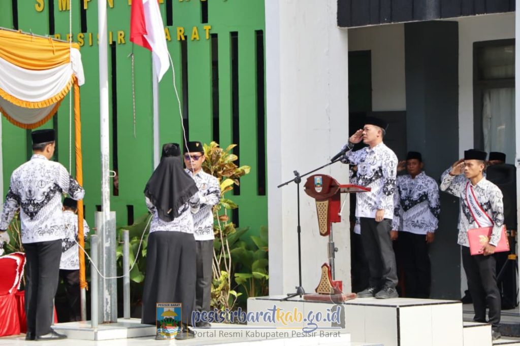 BUPATI PIMPIN UPACARA PERINGATAN HUT PGRI DAN HARI GURU NASIONAL 2025