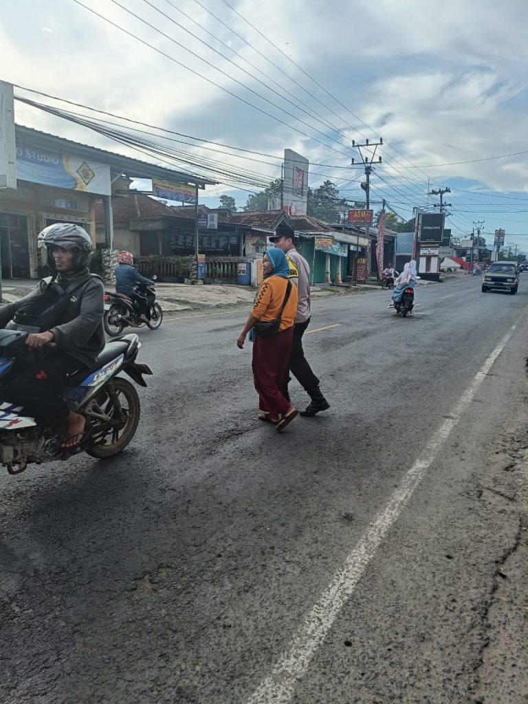 Polsek Baradatu Lakukan Gatur Lalin di Jalinsum Tiuh Balak Pasar