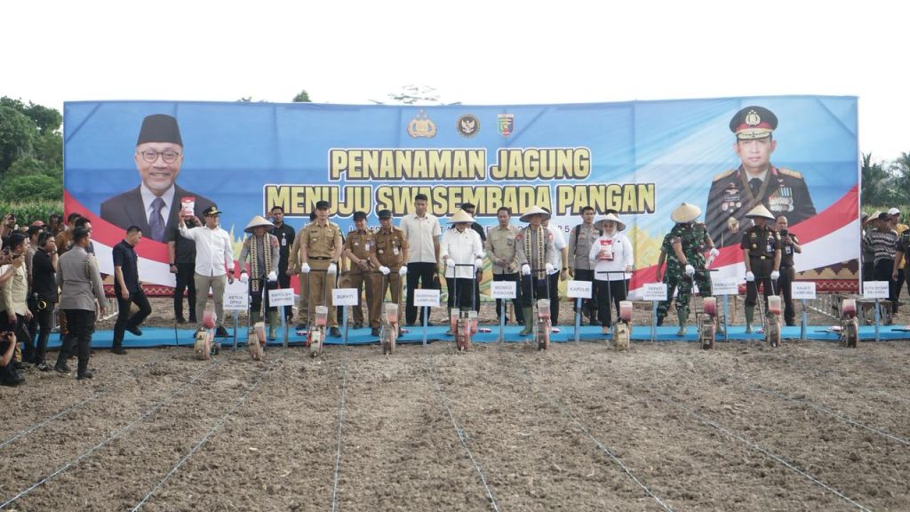 Wakapolri dan Kapolda Lampung Dampingi Menko Pangan Zulkifli Hasan Tanam Jagung di Lampung Selatan