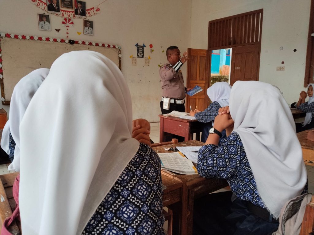 Satlantas Polres Way Kanan Ajak Pelajar Jadi Pelopor Keselamatan Lalulintas di SMPN 02 Baradatu
