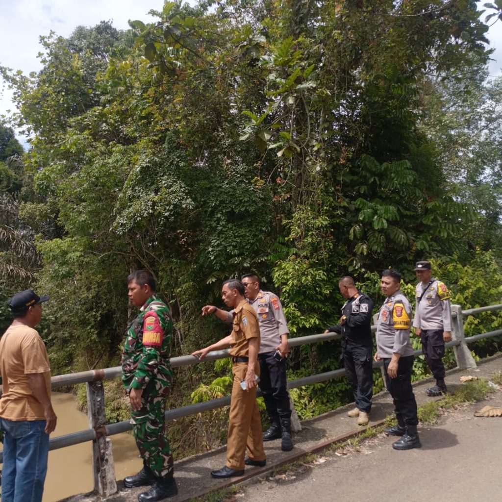 Tanggap Waspada dan Antisipasi Banjir, Polsek Blambangan Umpu Bersama Forkopimcam Lakukan Pengecekan Debit Air Sungai