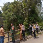 Tanggap Waspada dan Antisipasi Banjir, Polsek Blambangan Umpu Bersama Forkopimcam Lakukan Pengecekan Debit Air Sungai