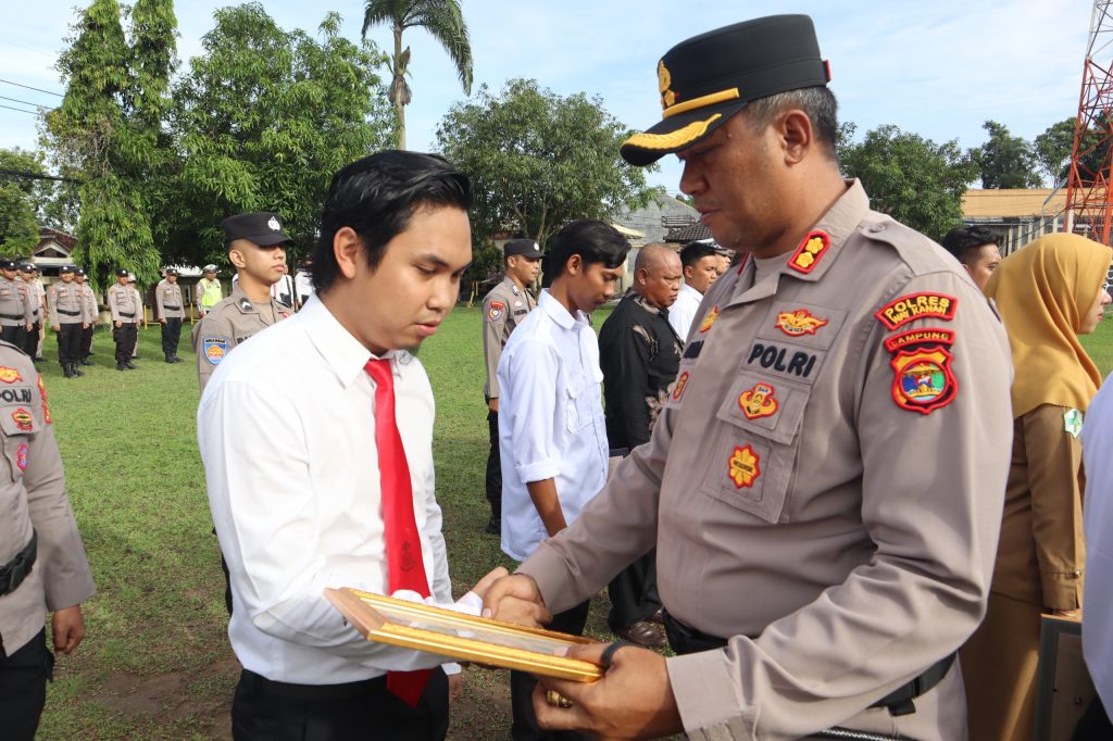 Kapolres Way Kanan Beri Penghargaan Empat Belas Anggota Berprestasi dan Empat Warga di Negara Batin