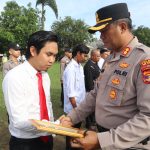 Kapolres Way Kanan Beri Penghargaan Empat Belas Anggota Berprestasi dan Empat Warga di Negara Batin
