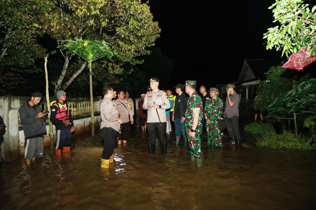 Hujan Deras Picu Banjir Sungai Bedadung, Kapolres dan Dandim Jember Tinjau Permukiman Warga