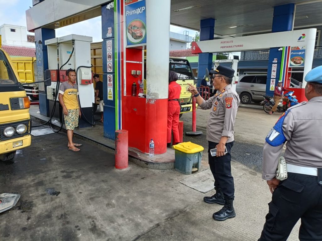 Kapolsek Blambangan Umpu Tertibkan Antrian di SPBU Bumi Ratu