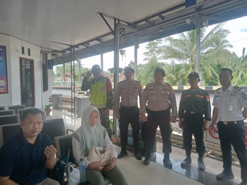 Amankan Nataru, Polres Way Kanan Tingkatkan Patroli dan Sosialisasi Layanan 110 di Stasiun Kereta Api