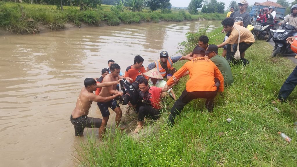 Polsek Batanghari Evakuasi Mayat Pria Diduga Tenggelam di Saluran Irigasi Desa Bumiharjo