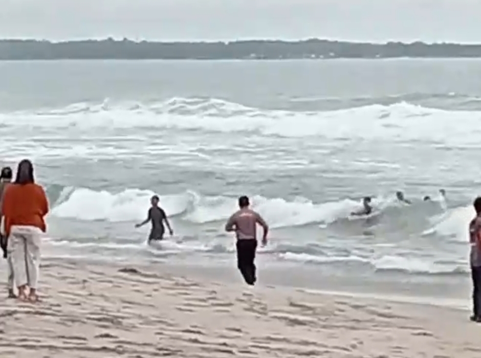 Polres Pesisir Barat Gerak Cepat dan Tanggap Evakuasi Tiga Remaja Terseret Ombak Hingga Selamat