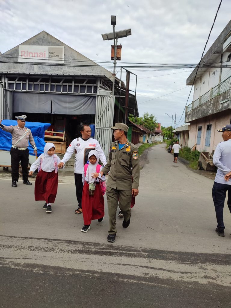 Satpolpp Pesisir Barat Membantu, Mengamankan dan menertibkan Lalu Lintas