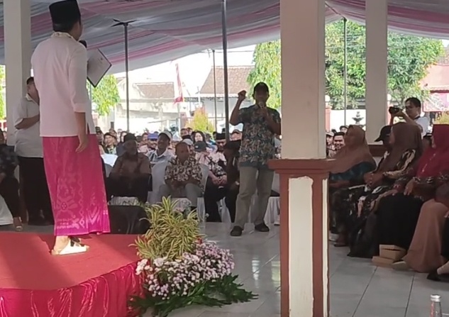 Ketua RT 02 RW 35 Sanggrahan Curahkalong Sampaikan Aspirasi Perbaikan Jalan kepada Bupati Jember