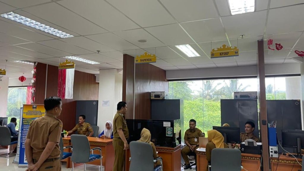 Sidak Sekda Tedi Zadmiko di MPP Pesisir Barat: Pelayanan Publik Harus Modern dan Profesional