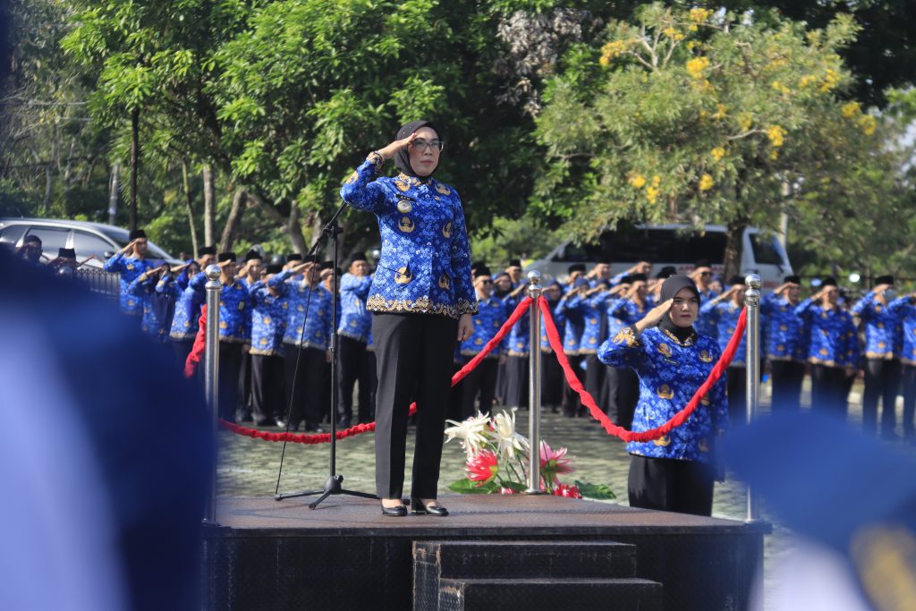 Pemkab Way Kanan Gelar Upacara Peringatan Hari KORPRI ke-54 dan Hari Guru Nasional di Lapangan Buway Pemuka