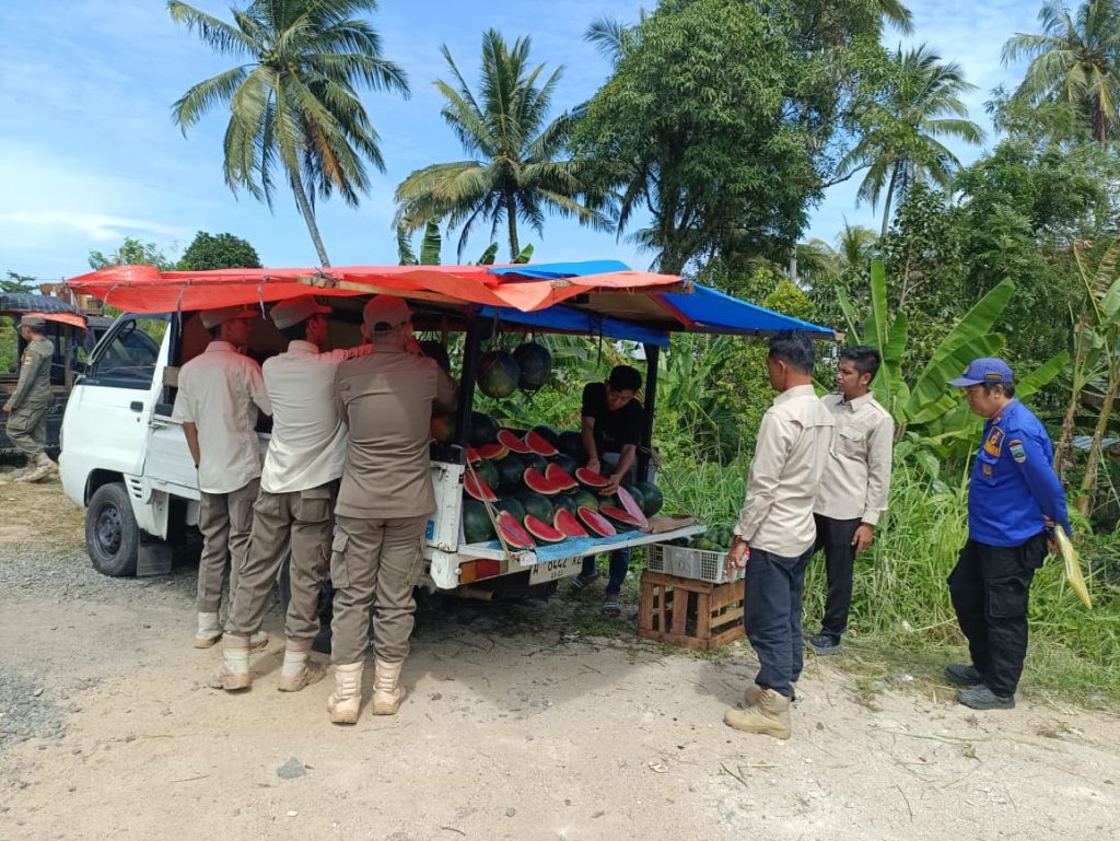SATPOL-PP Pesisir Barat Tertibkan PKL Liar