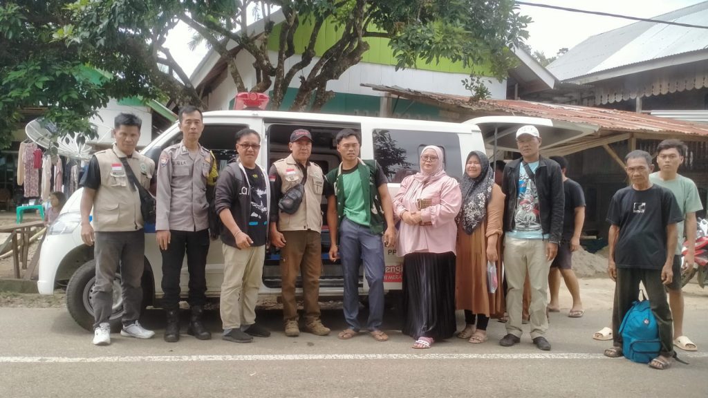 Kapus Gedung Wani Silvya Handayani .SKM. Dampingi Tim TRC Evakuasi ODGJ Di Desa Talang Padang.