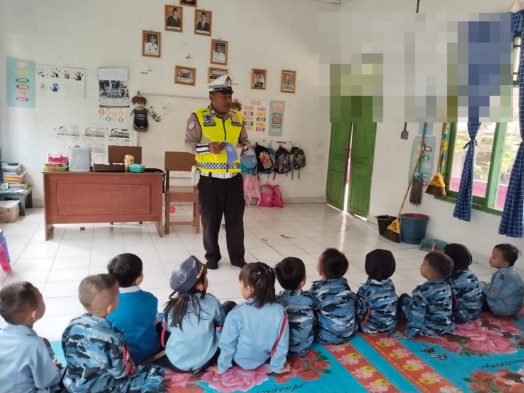 Kanitkamsel Satlantas Polres Way Kanan Binluh di Paud Buah Hati Bunda
