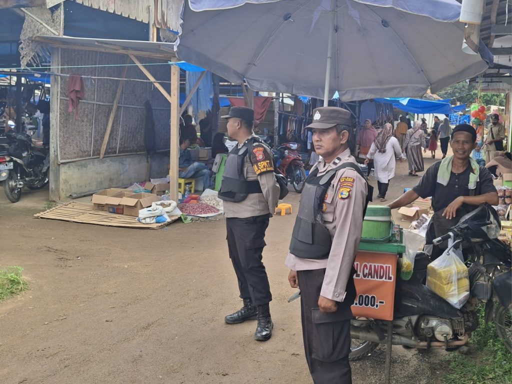 Polisi Patroli KRYD di Bumiharjo, Pedagang dan Pengunjung Pasar Dihimbau Waspada Kejahatan