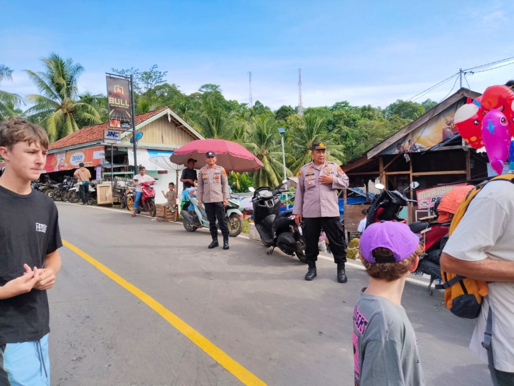 Polsek pesisir utara hadir di pasar melsom berikan rasa aman