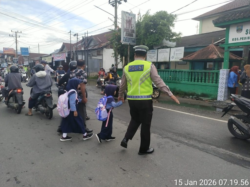 PAM Rawan Pagi, sat lantas polres pesisir barat ciptakan lalin aman dan lancar