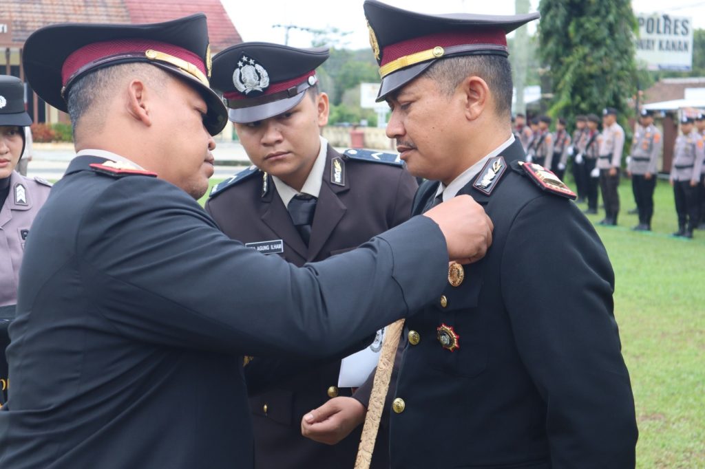 Upacara HKN Tahun 2026, Kapolres Way Kanan Berikan Penganugrahan Tanda Kehormatan Personel