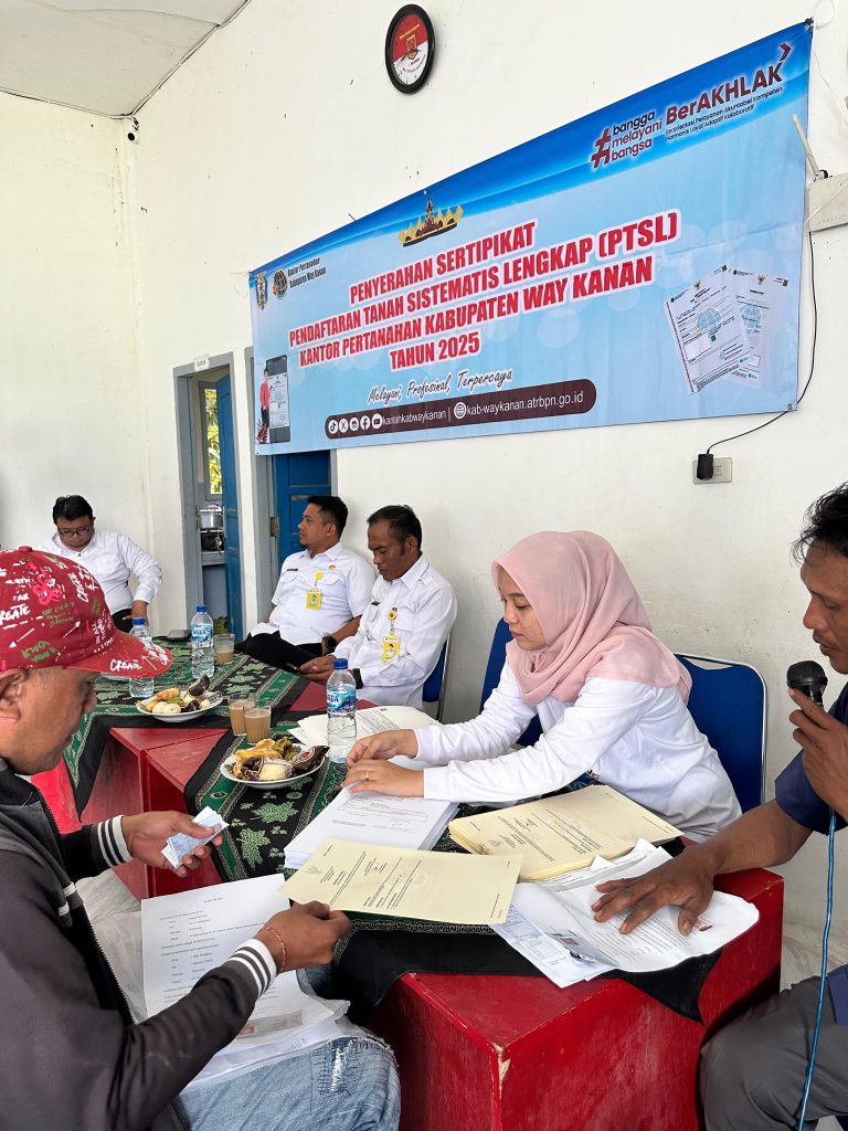 ATR/BPN Way Kanan Serahkan 419 Sertifikat PTSL Kloter II di Kampung Bumi Agung Wates