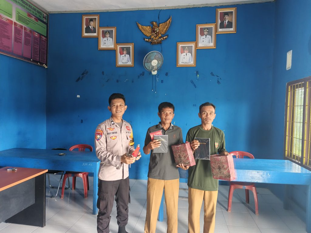 POLSEK BENGKUNAT ADAKAN SOSIALISASI dan BERI SARANA KONTAK KEPADA LINMAS SETEMPAT