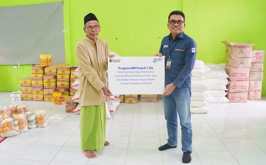 BRI Salurkan Bantuan Sembako Lewat Ponpes Al Ma’ruf ke Warga Kurang Mampu di Desa Sumber Jaya