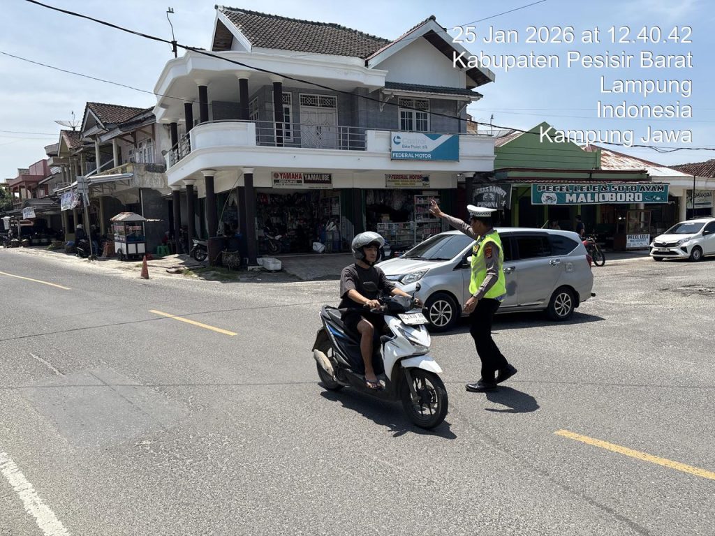 SATLANTAS POLRES PESISIR BARAT CIPTAKAN KELANCARAN ARUS LALU LINTAS DI HARI LIBUR