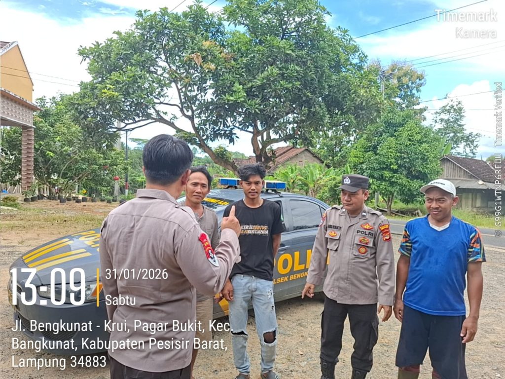 POLSEK BENGKUNAT LAKSANAKAN PATROLI DIALOGIS DEMI KEAMANAN