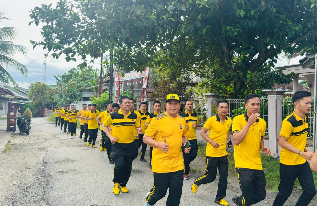 WAKAPOLRES PESISIR BARAT PIMPIN OLAHRAGA BERSAMA 