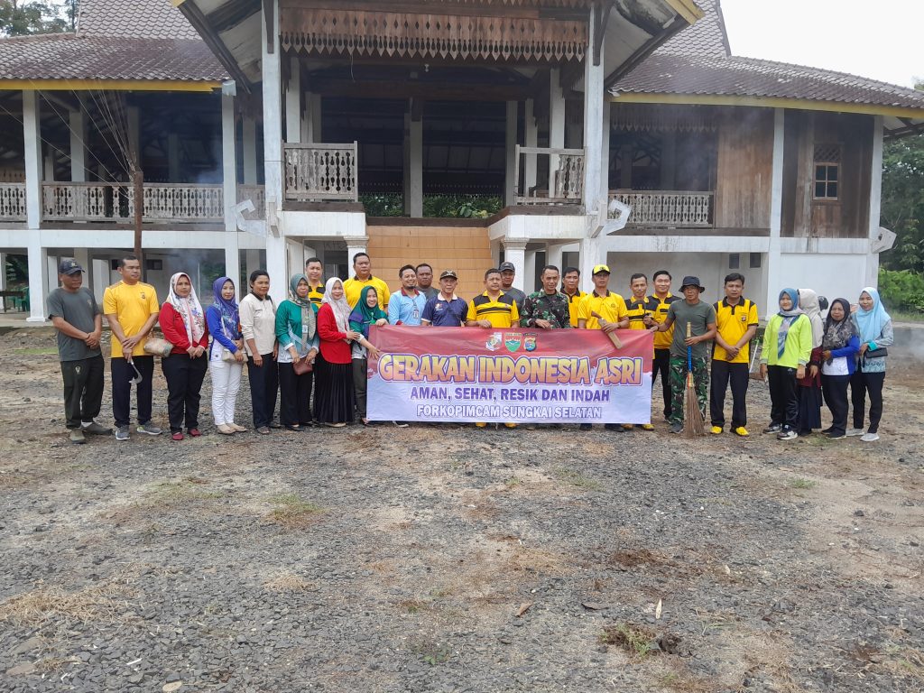 Kapolsek Sungkai Selatan Bersama Forkopimcam Membersihkan Balai Adat Dalam Rangka Mengimplementasikan Arahan Presiden Prabowo