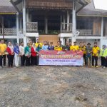 Kapolsek Sungkai Selatan Bersama Forkopimcam Membersihkan Balai Adat Dalam Rangka Mengimplementasikan Arahan Presiden Prabowo