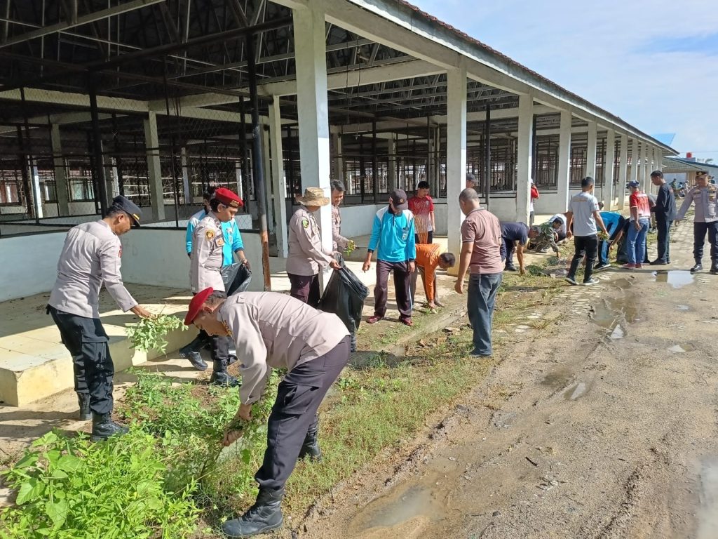 Dukung Program Presiden Prabowo, Polri-TNI dan Pemkab Way Kanan Gelar Kurve Bersihkan Lingkungan di Pasar Km.02