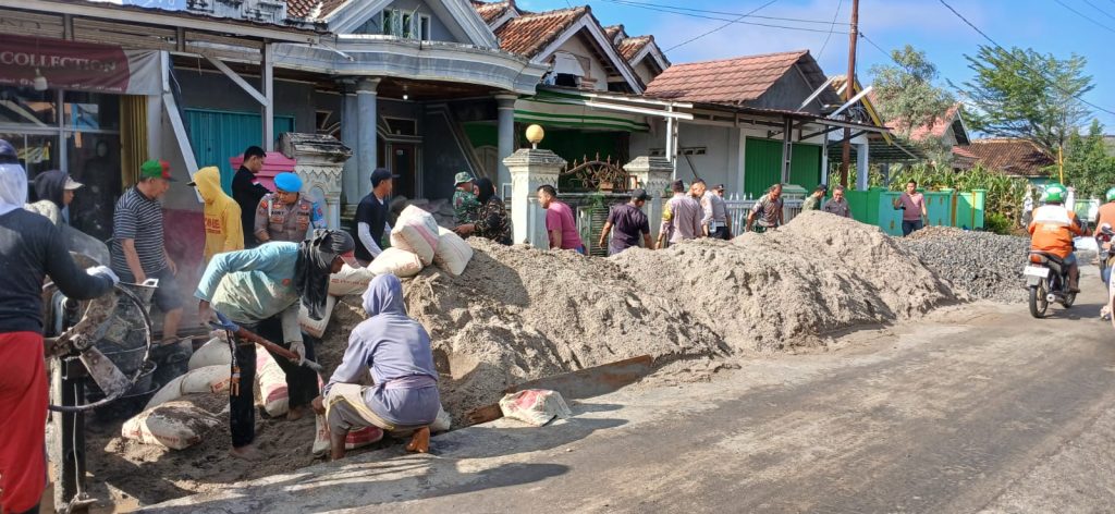 Sinergi Tingkatkan Kamtibmas Kondusif, Polisi dan Masyarakat Gotong Royong Pengecoran Jalan di Tiuh Balak Pasar