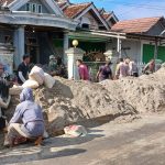 Sinergi Tingkatkan Kamtibmas Kondusif, Polisi dan Masyarakat Gotong Royong Pengecoran Jalan di Tiuh Balak Pasar