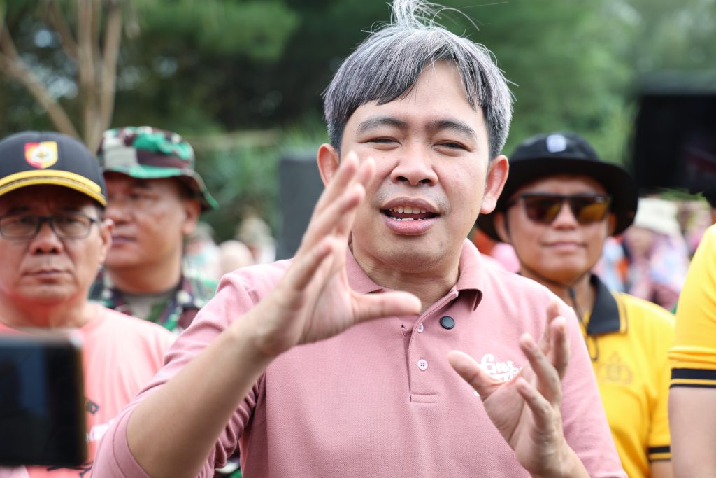 Pimpin Aksi Bersih Pantai, Gus Fawait Tegaskan Keseriusan Jember Menuju Wisata Kelas Dunia