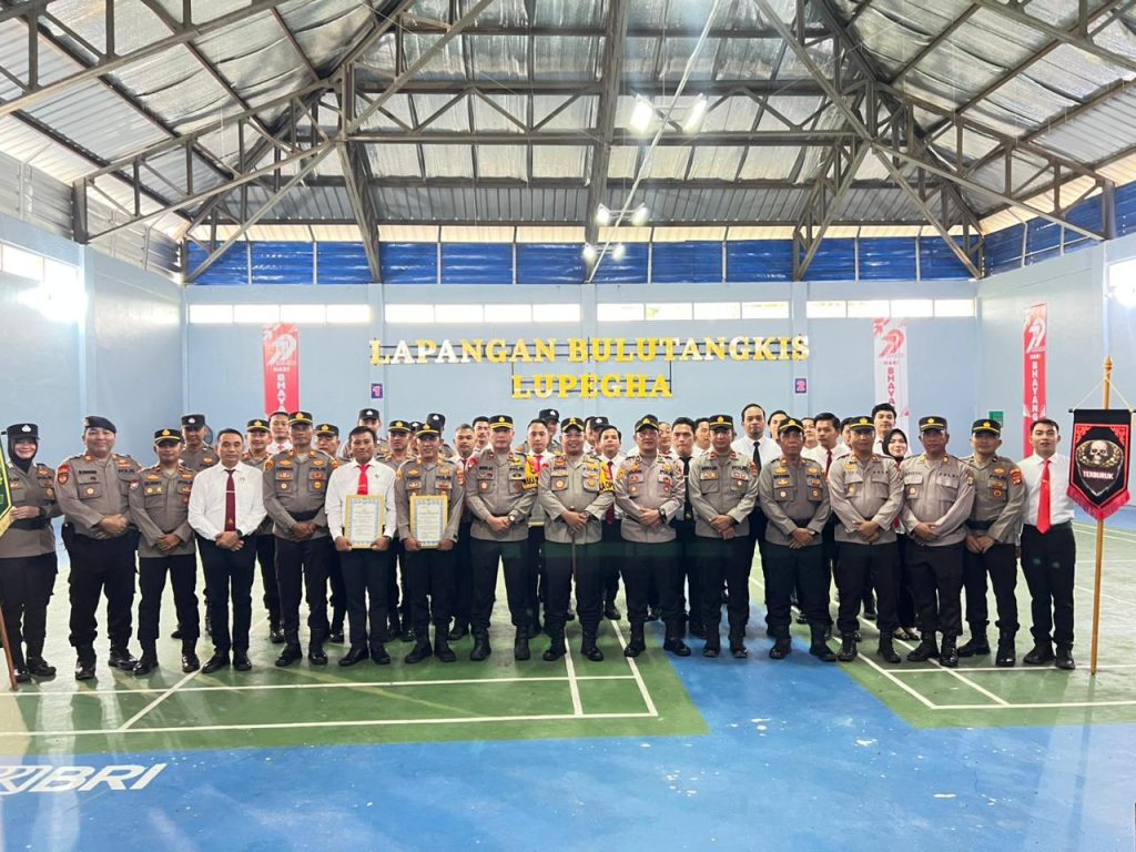 Kapolres Way Kanan Beri 30 Penghargaan Personel Berprestasi dan Satu Polsek Dapat Bendera Hitam