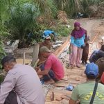 Kanit Binmas Polsek Buay Bahuga Gotong Royong Bangun Jembatan di Suka Dana