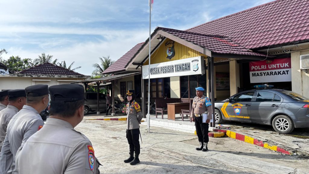 KAPOLRES PESISIR BARAT PIMPIN APEL PAGI DI POLSEK PESISIR TENGAH