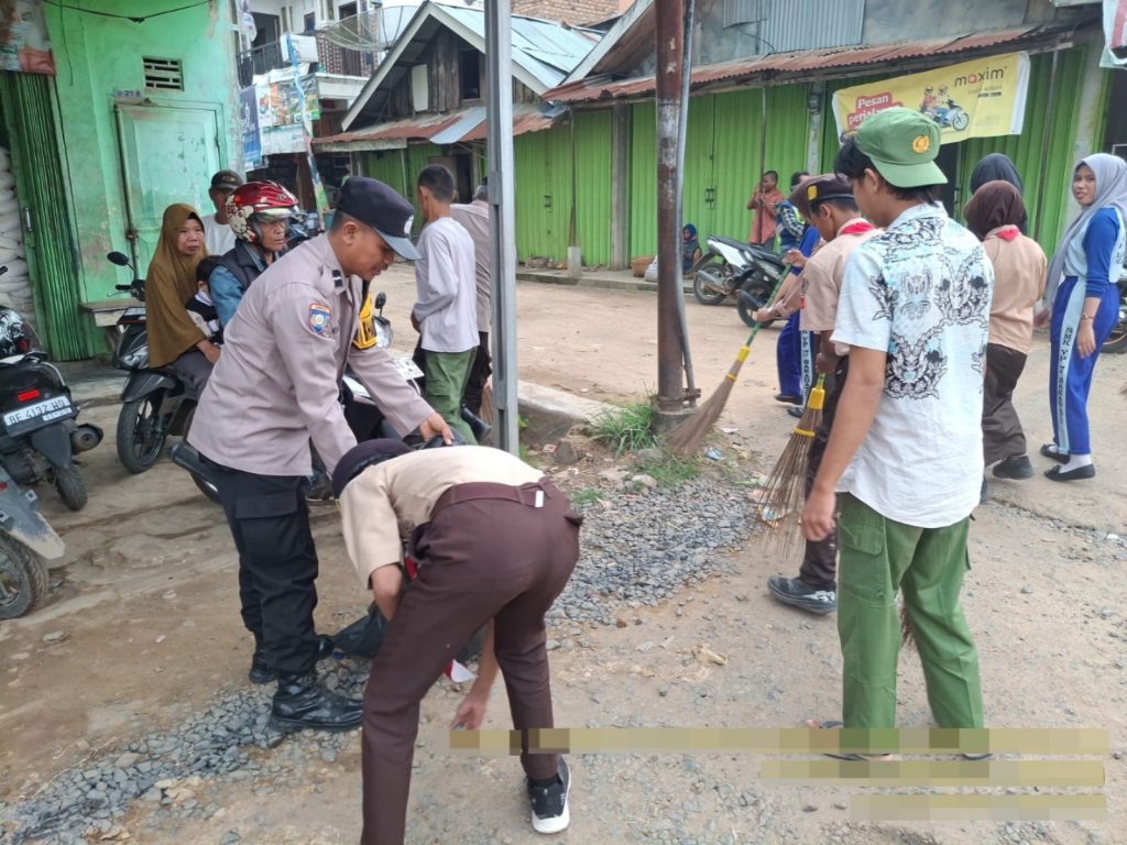 Bersih-Bersih Lingkungan Pasar, Polsek Baradatu Gelar Kurve Bersama TNI dan Pelajar
