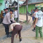 Bersih-Bersih Lingkungan Pasar, Polsek Baradatu Gelar Kurve Bersama TNI dan Pelajar