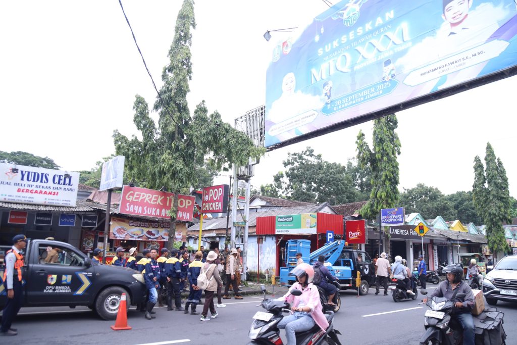 Satgas Jember Sapu Bersih Reklame Ilegal, Kawasan Segitiga Emas Jadi Target Utama