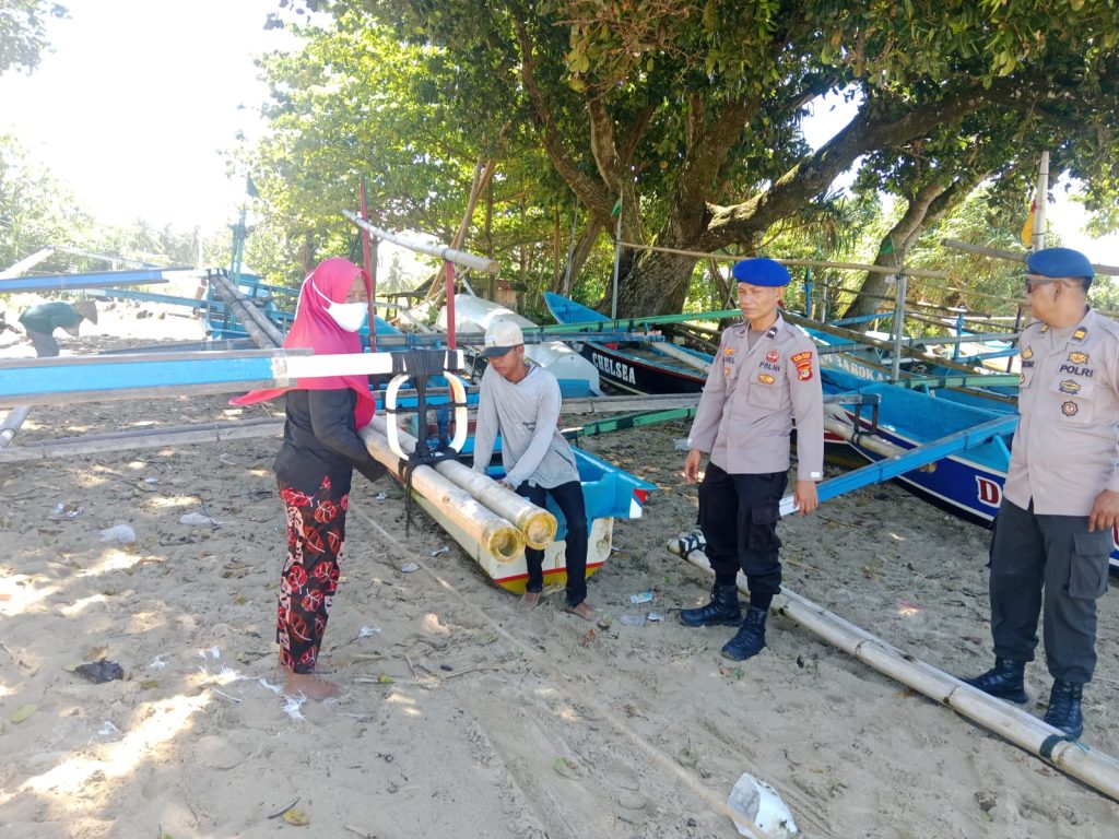 SAT POLAIRUD POLRES PESISIR BARAT MENYAPA NELAYAN